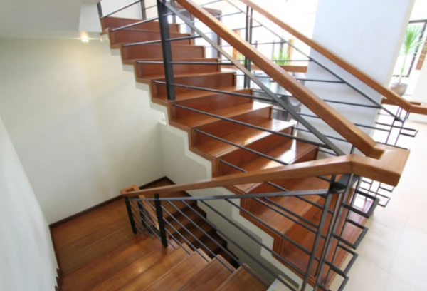 Tangga beton dengan langkah-langkah zigzag